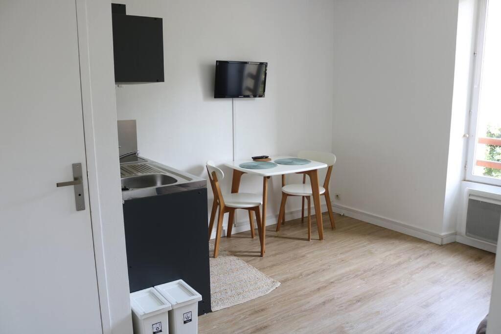 Apartment Location Equipe A 200m De La Plage. *